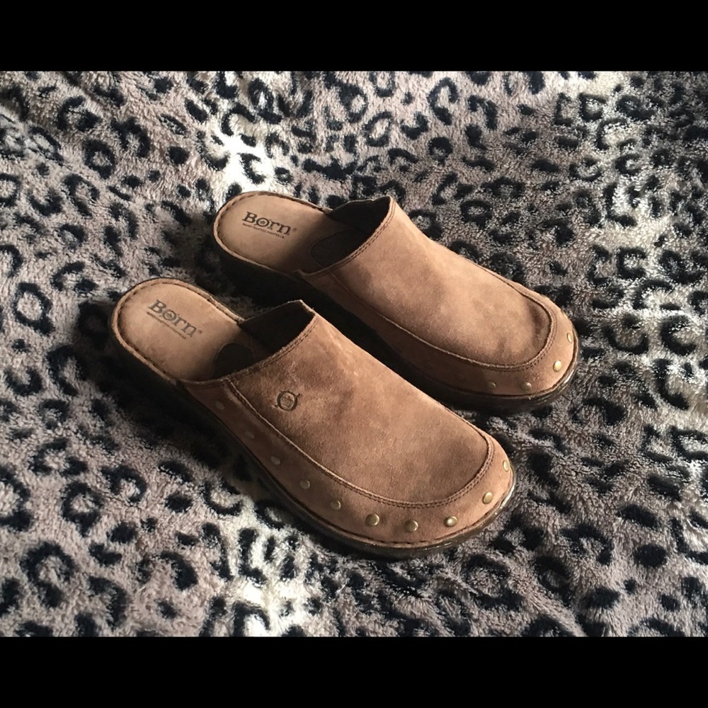 Born tan leather slip ins. Sz. 10/42. Exc. condt